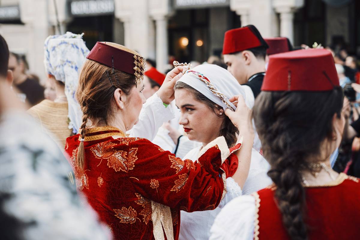 basic turkish phrases for tourists: illustrated flashcards showing 'Merhaba', 'Teşekkür ederim', 'Evet', 'Hayır', 'Lütfen' with phonetic guides and friendly icons